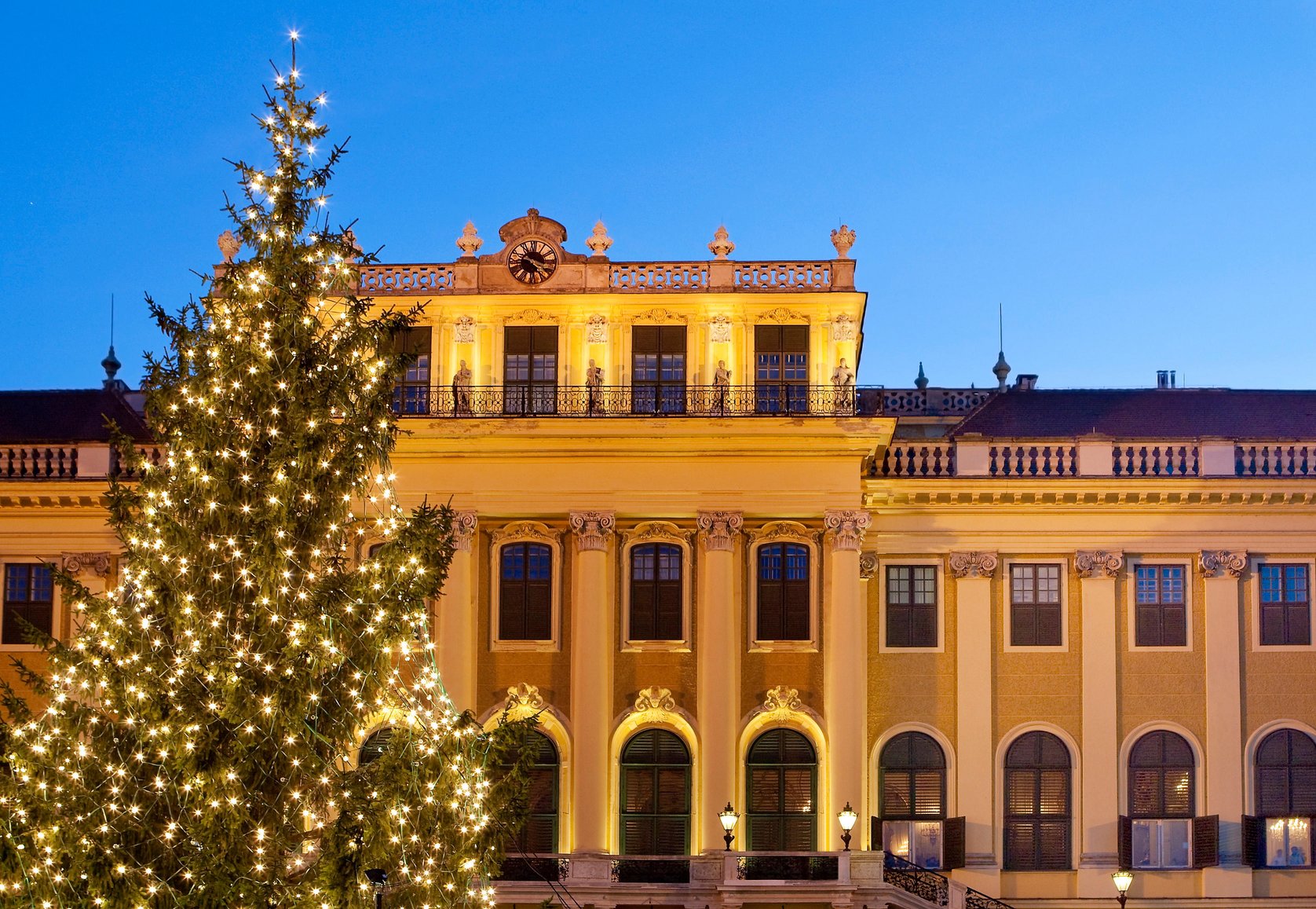 H6N4D6 christmas market schonbrunn in vienna