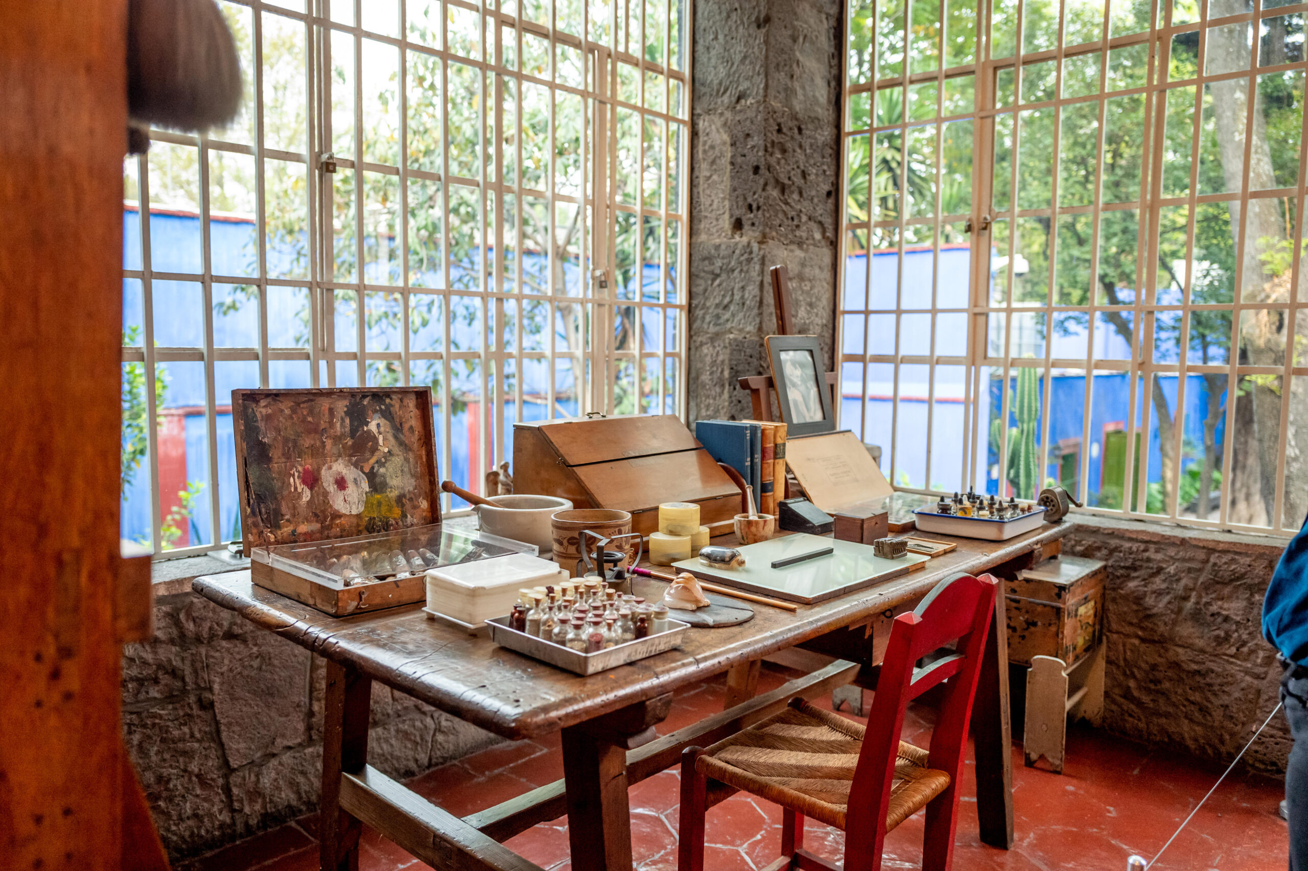 RG5Y5K The studio inside the Casa Azul, or Blue House, in Mexico City, the museum dedicated to Frida Kahlo